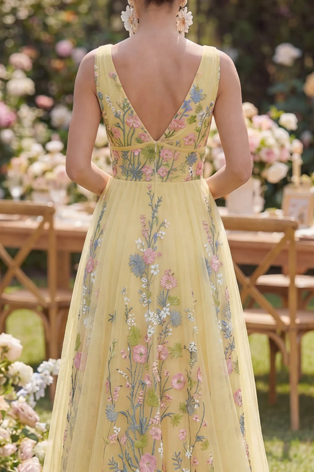 Robe Maxi brodée florale à décolleté en V jaune pastel - Image 4