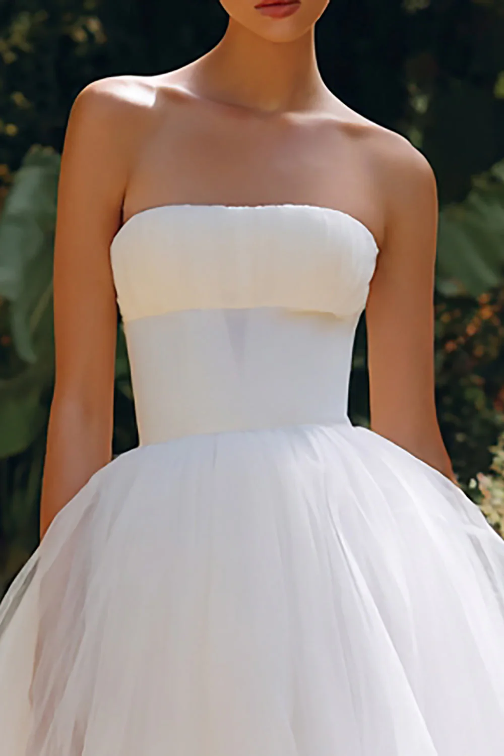 Robe maxi de fiançailles simple en tulle blanc sans bretelles - Image 2