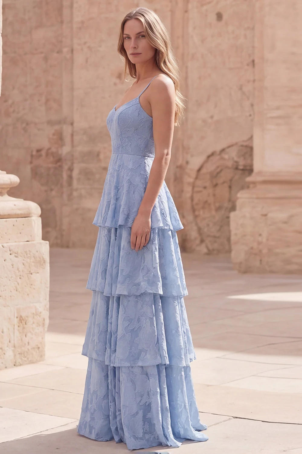 Robe Maxi en dentelle à hauts niveaux bleu poussiéreux à bretelles fines à volants avec des applications - Image 3