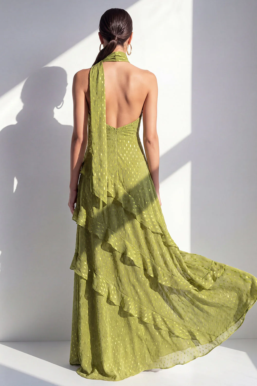 Robe Maxi en mousseline jaune à col nu et volants - Image 10