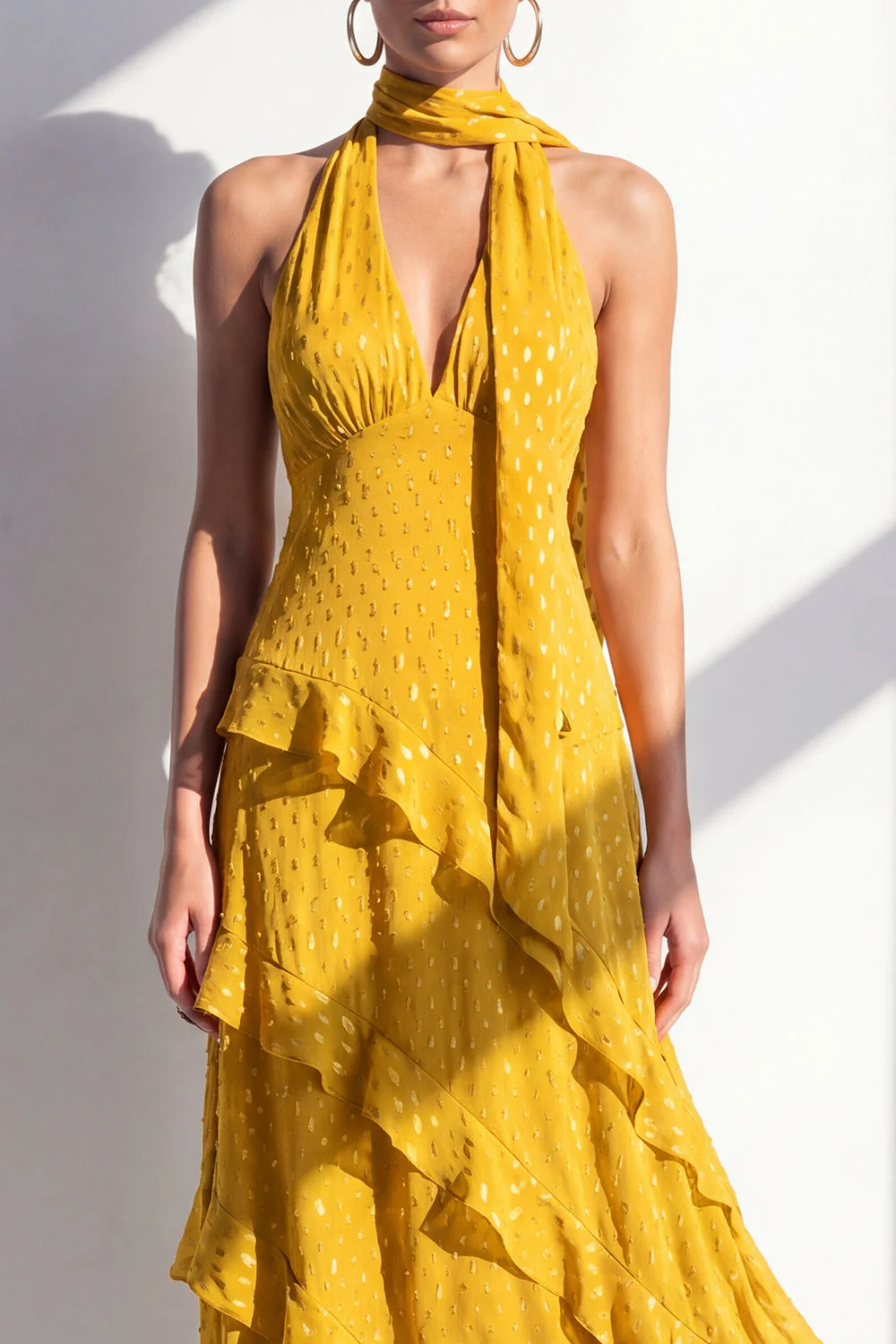 Robe Maxi en mousseline jaune à col nu et volants - Image 3