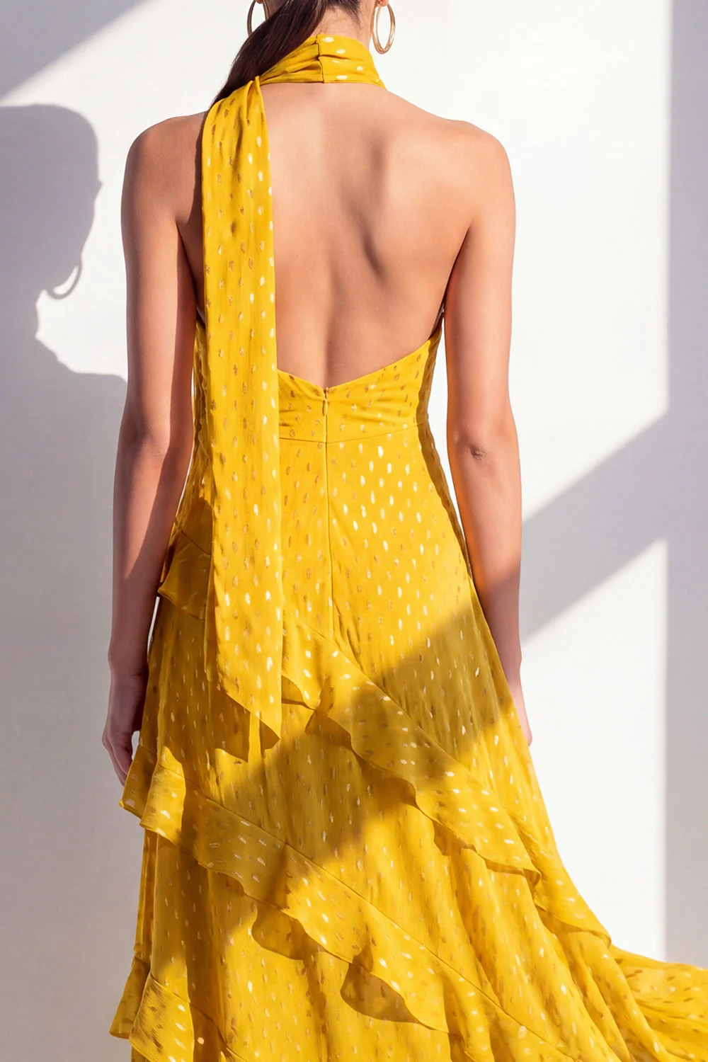 Robe Maxi en mousseline jaune à col nu et volants - Image 4