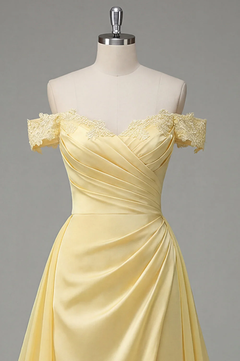 Robe maxi froncée jaune beurre en A décollée sur les épaules avec fente - Image 3