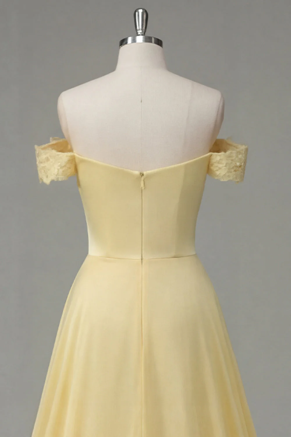 Robe maxi froncée jaune beurre en A décollée sur les épaules avec fente - Image 4