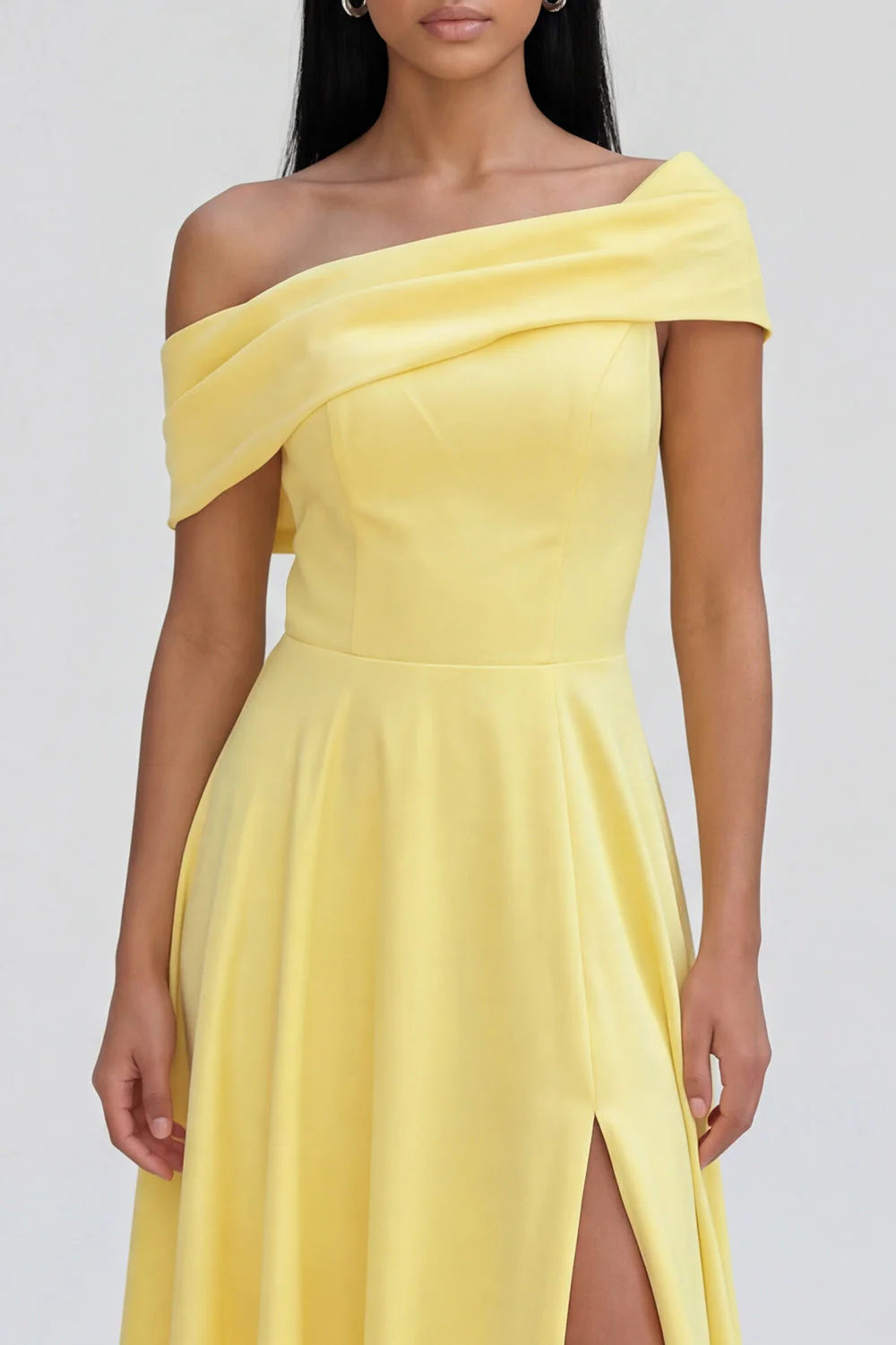 Robe maxi jaune à une épaule en ligne A avec fente - Image 4