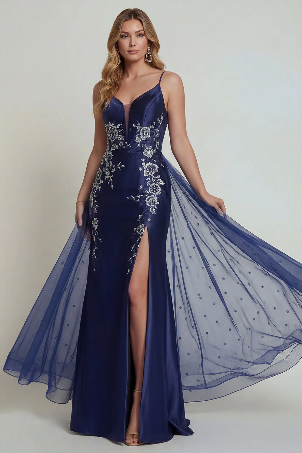 Robe mère de la mariée à bretelles fines bleu marine à bretelles fines en application en satin
