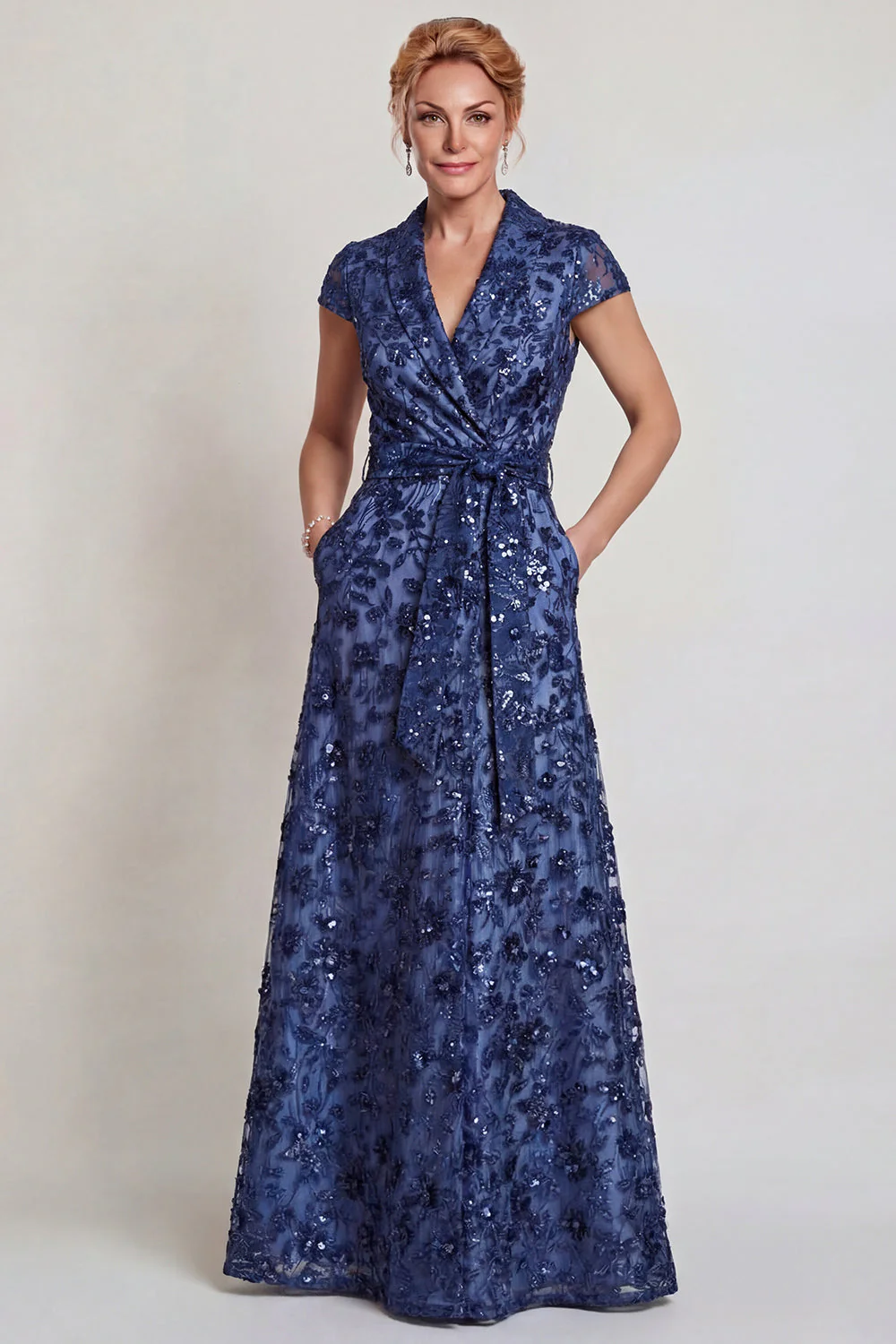 Robe mère de la mariée longue à col en V appliqué bleu foncé