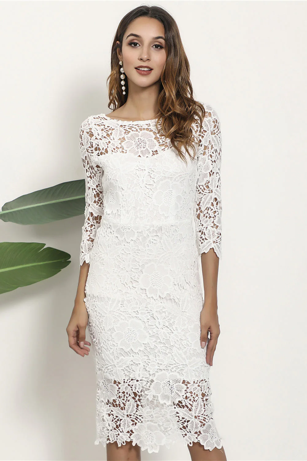 Robe mi-longue fourreau en dentelle blanche à demi-manches - Image 4