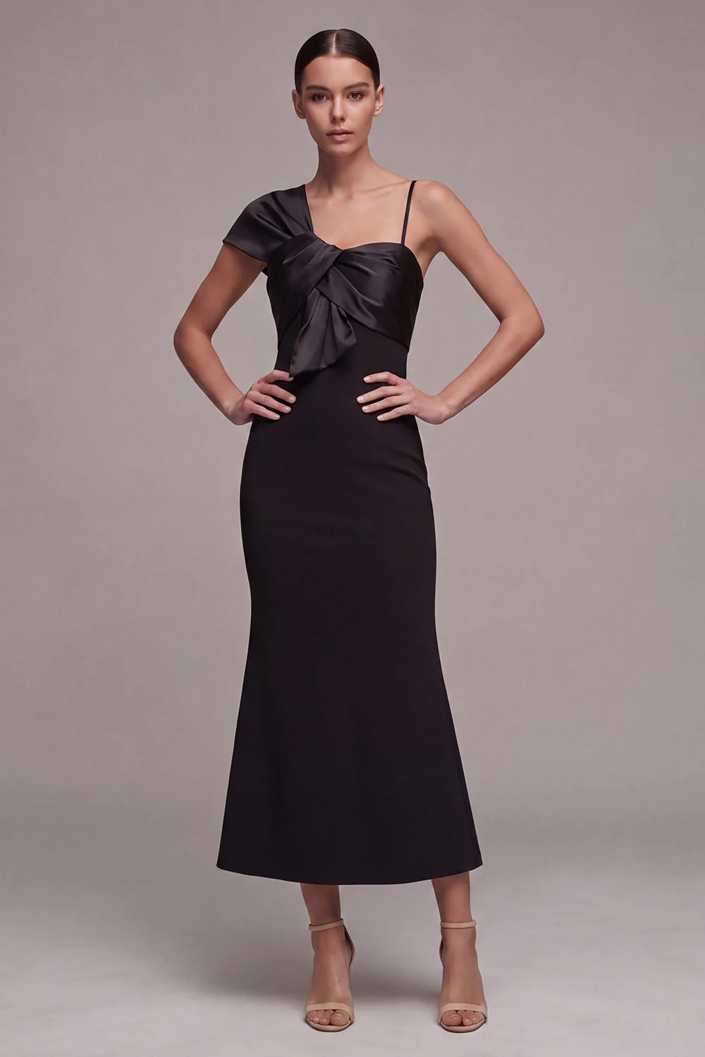 Robe midi à bretelles fines sirène avec nœud noir et nœud