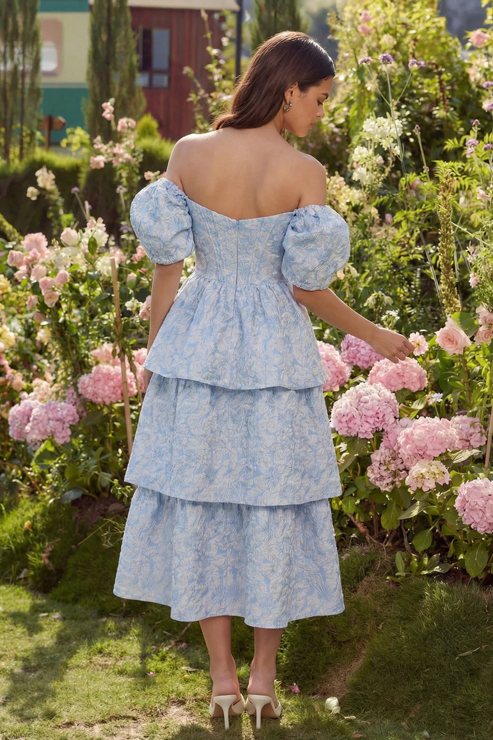 Robe midi à étages jacquard bleue décollée sur l’épaule - Image 2