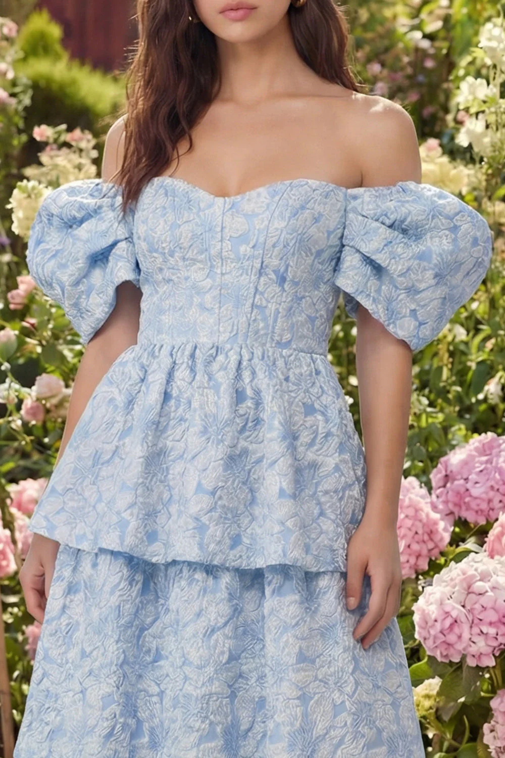 Robe midi à étages jacquard bleue décollée sur l’épaule - Image 4