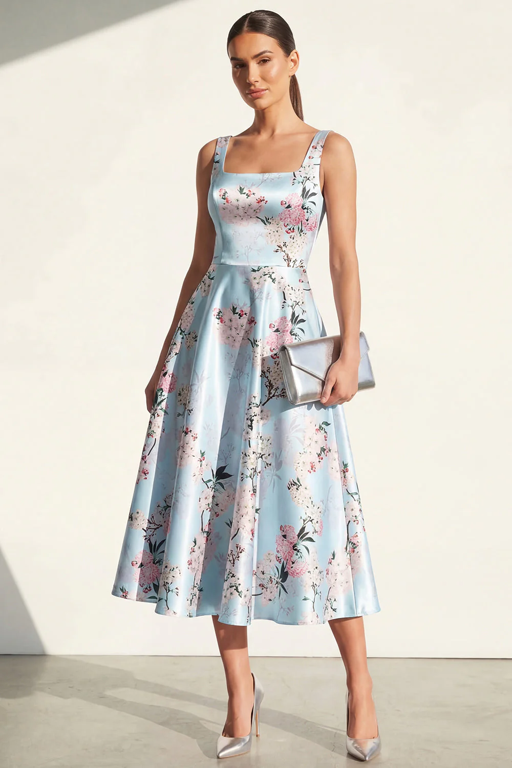 Robe midi à fleurs midi à satin à col carré bleu à col carré en ligne