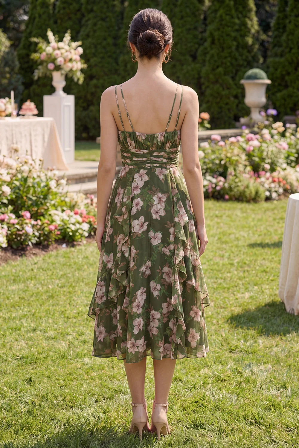 Robe Midi à fleurs vert foncé à col en V avec une ligne de fronçages et volants - Image 2