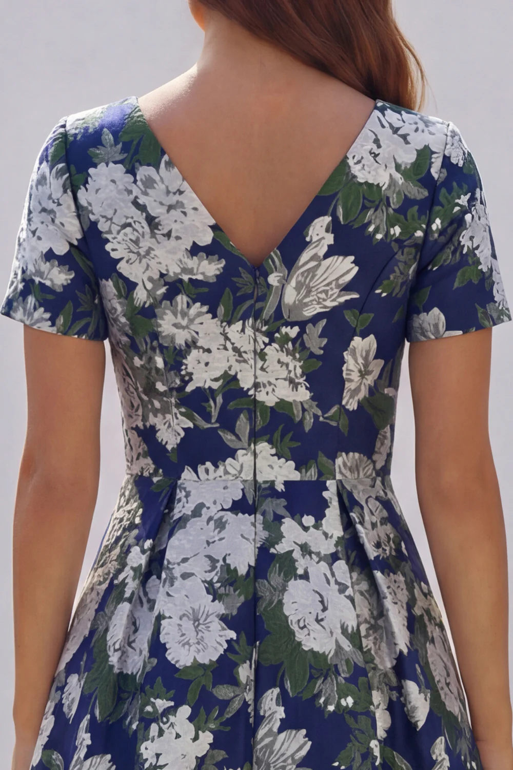 Robe d'invitée de mariage midi imprimé floral bleu et blanc ligne A manches courtes - Image 34