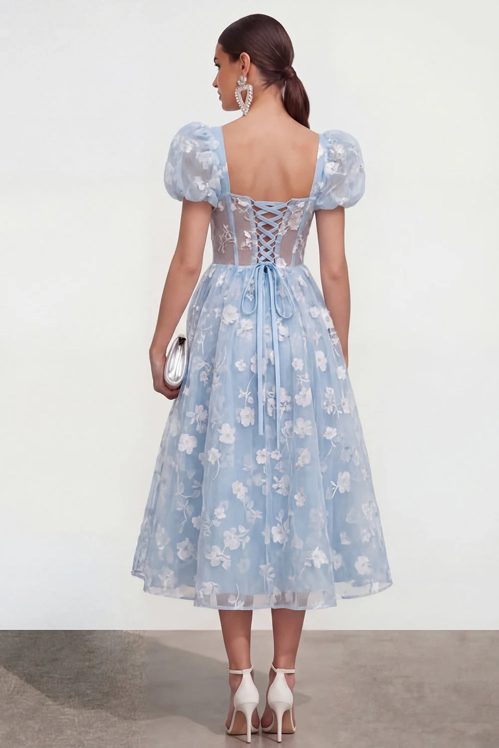 Robe midi bleue fleurie en ligne A à lacet remontée dans le dos avec manches bouffantes - Image 2
