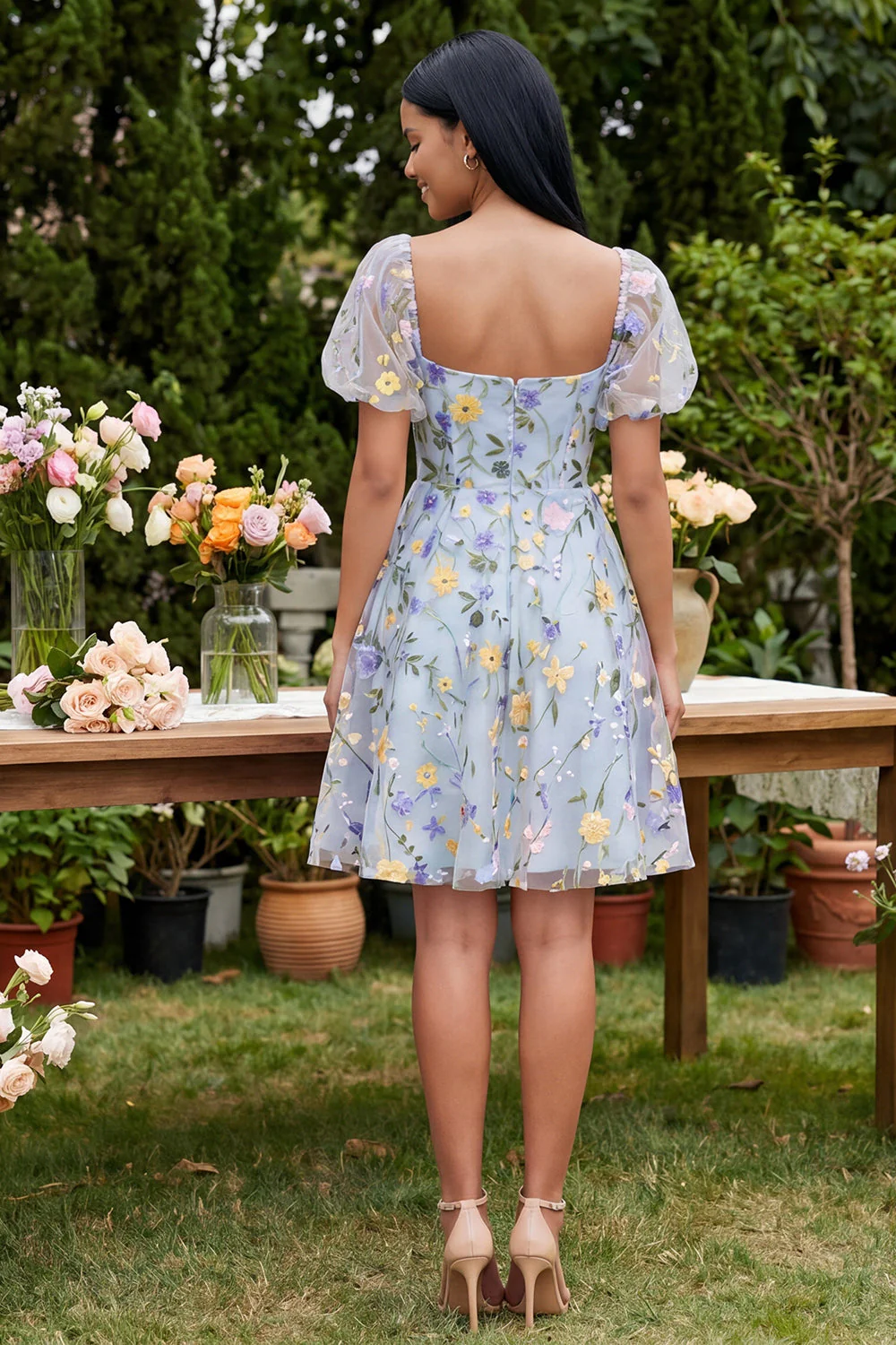 Robe midi brodée à col carré fleur bleue avec manches bouffantes - Image 2
