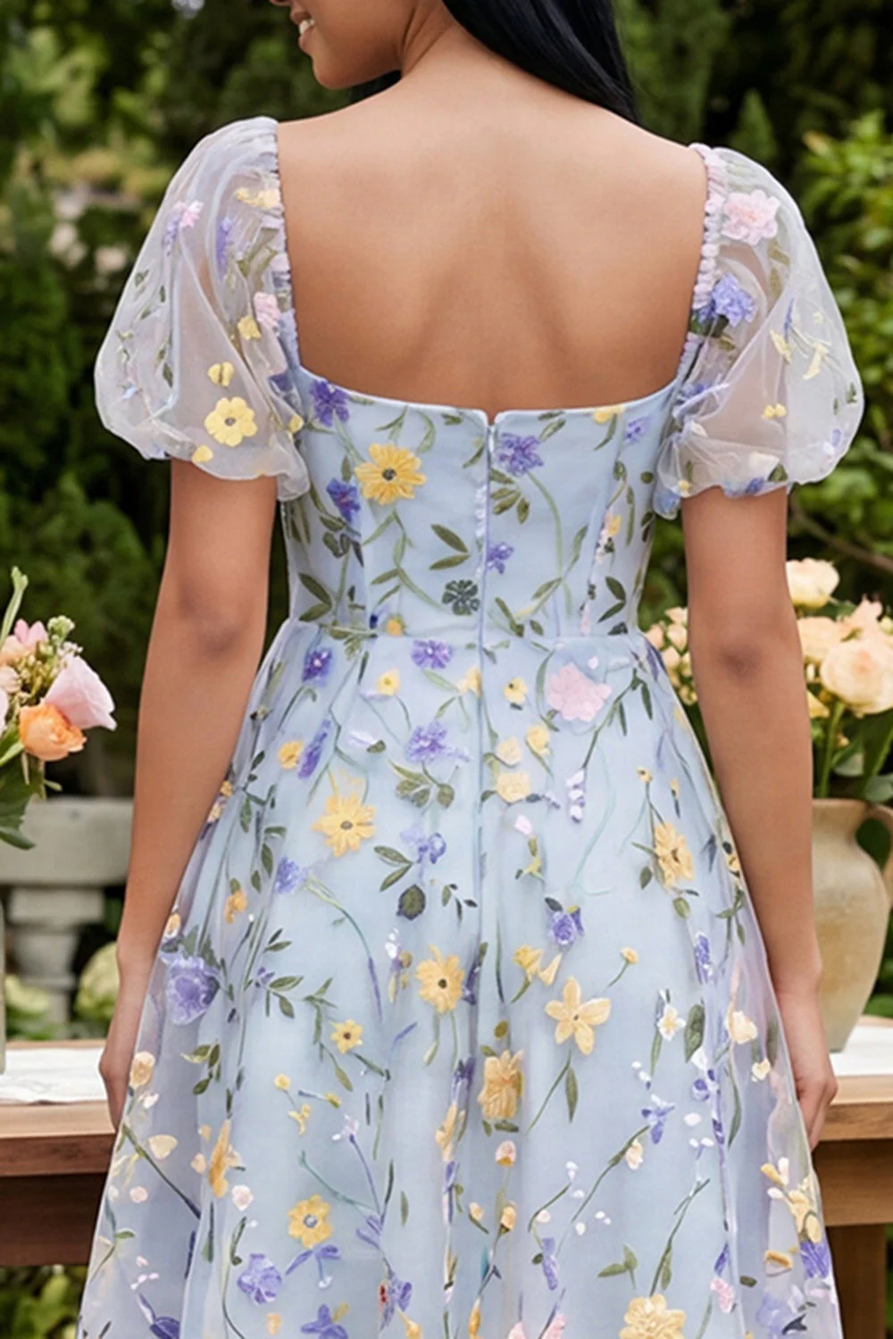 Robe midi brodée à col carré fleur bleue avec manches bouffantes - Image 4