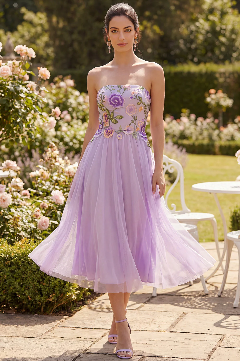 Robe midi brodée fleurie brodée en tulle lilas bretelles