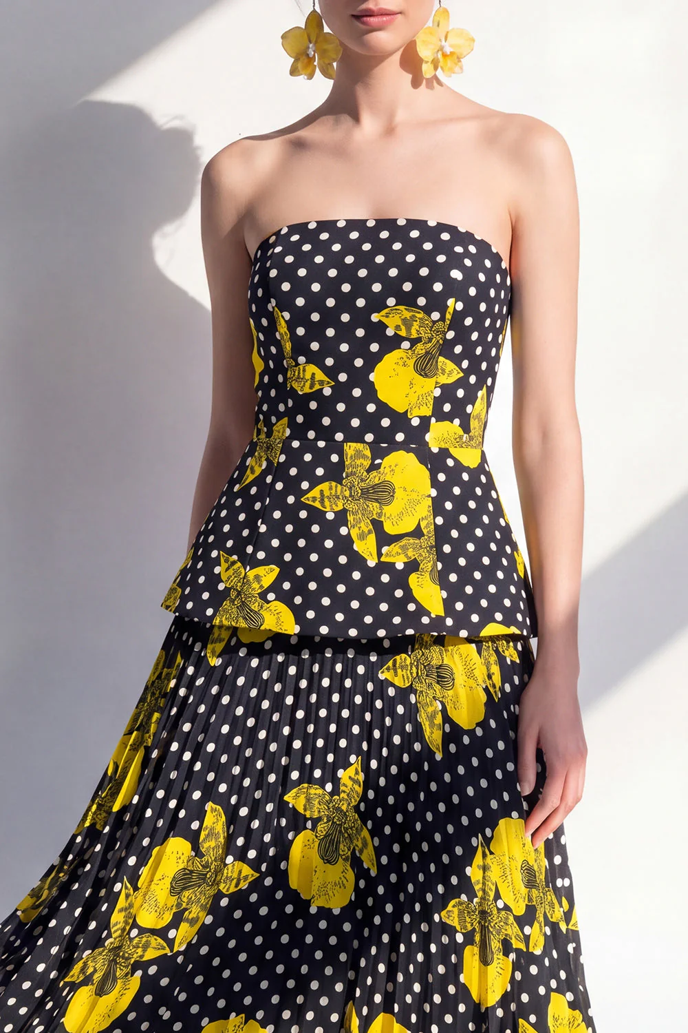 Robe Midi en chiffon en mousseline noire jaune fleur sans bretelles - Image 3