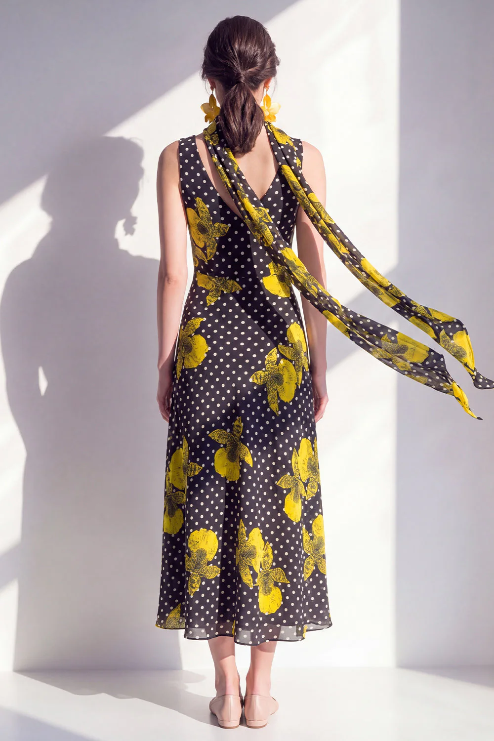Robe midi en chiffon en V à col en V en fleur jaune noire avec écharpe à col - Image 2