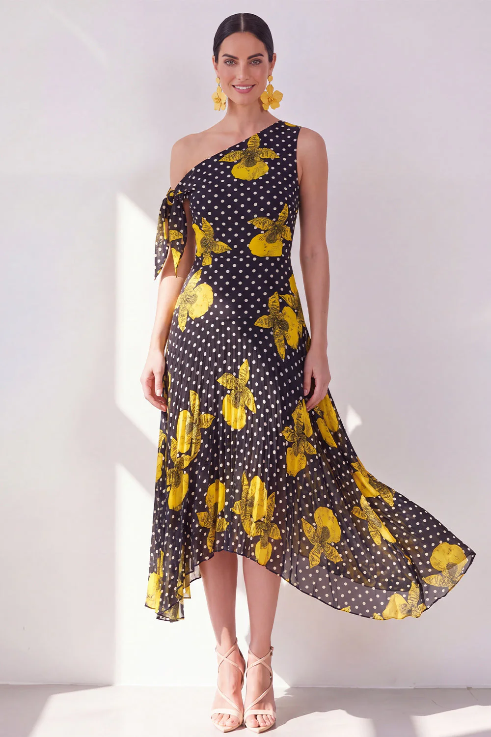 Robe midi en mousseline en mousseline à fleurs noires jaunes
