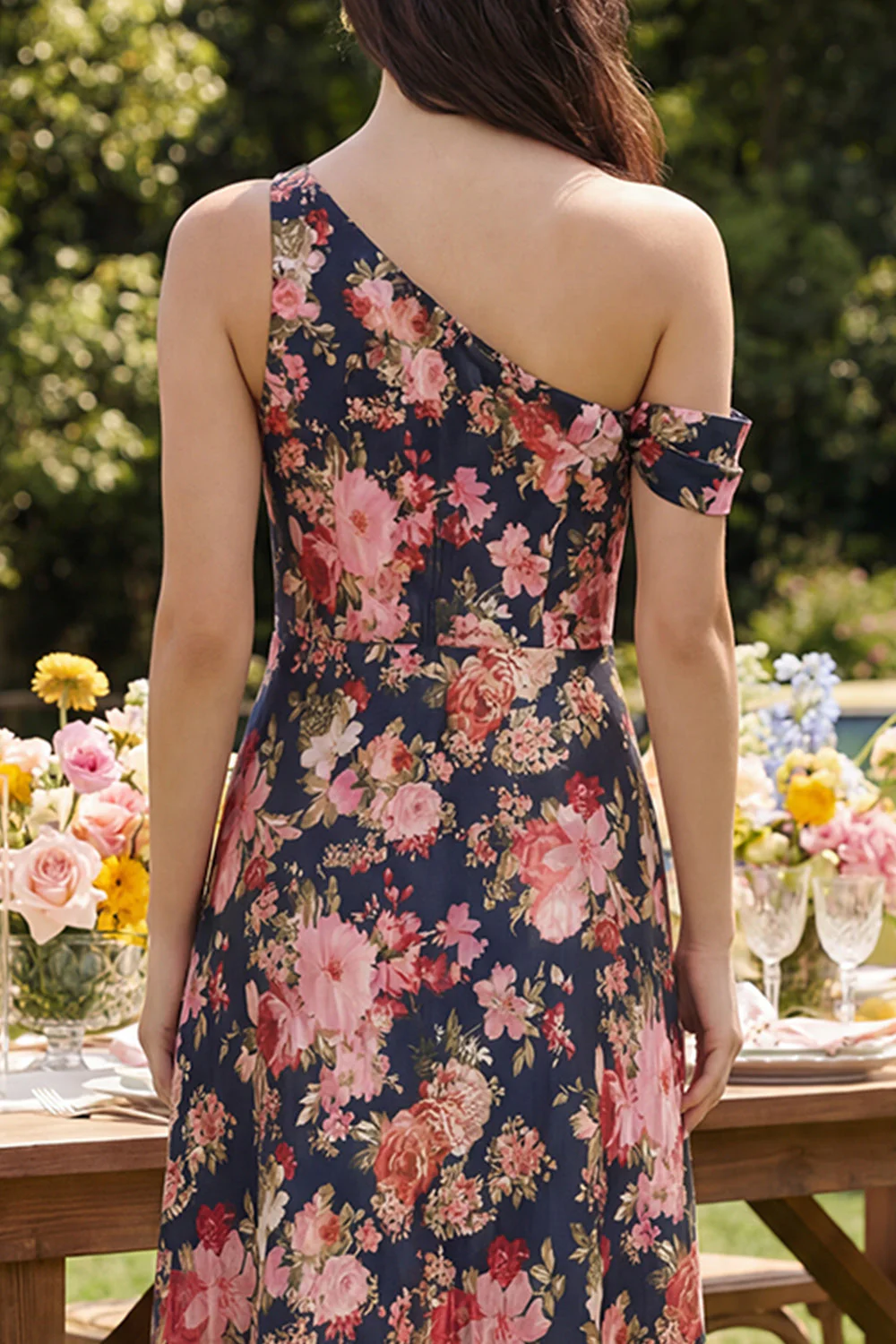Robe midi en satin noir rose rose à une épaule - Image 4