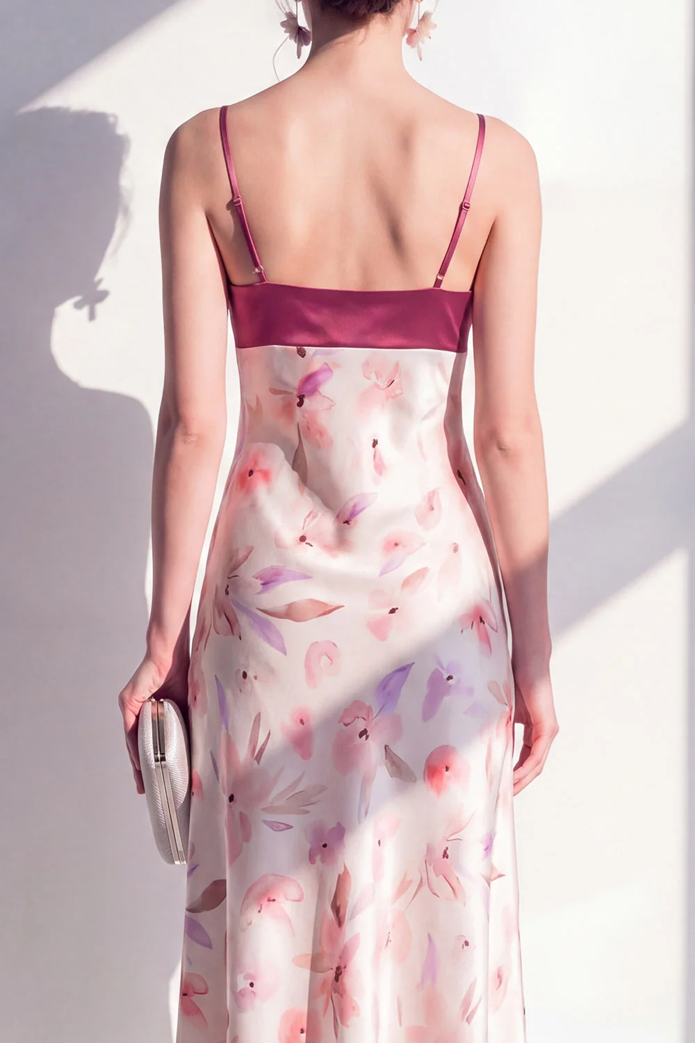 Robe midi fleurie à bretelles fines en satin rose en ligne A - Image 4