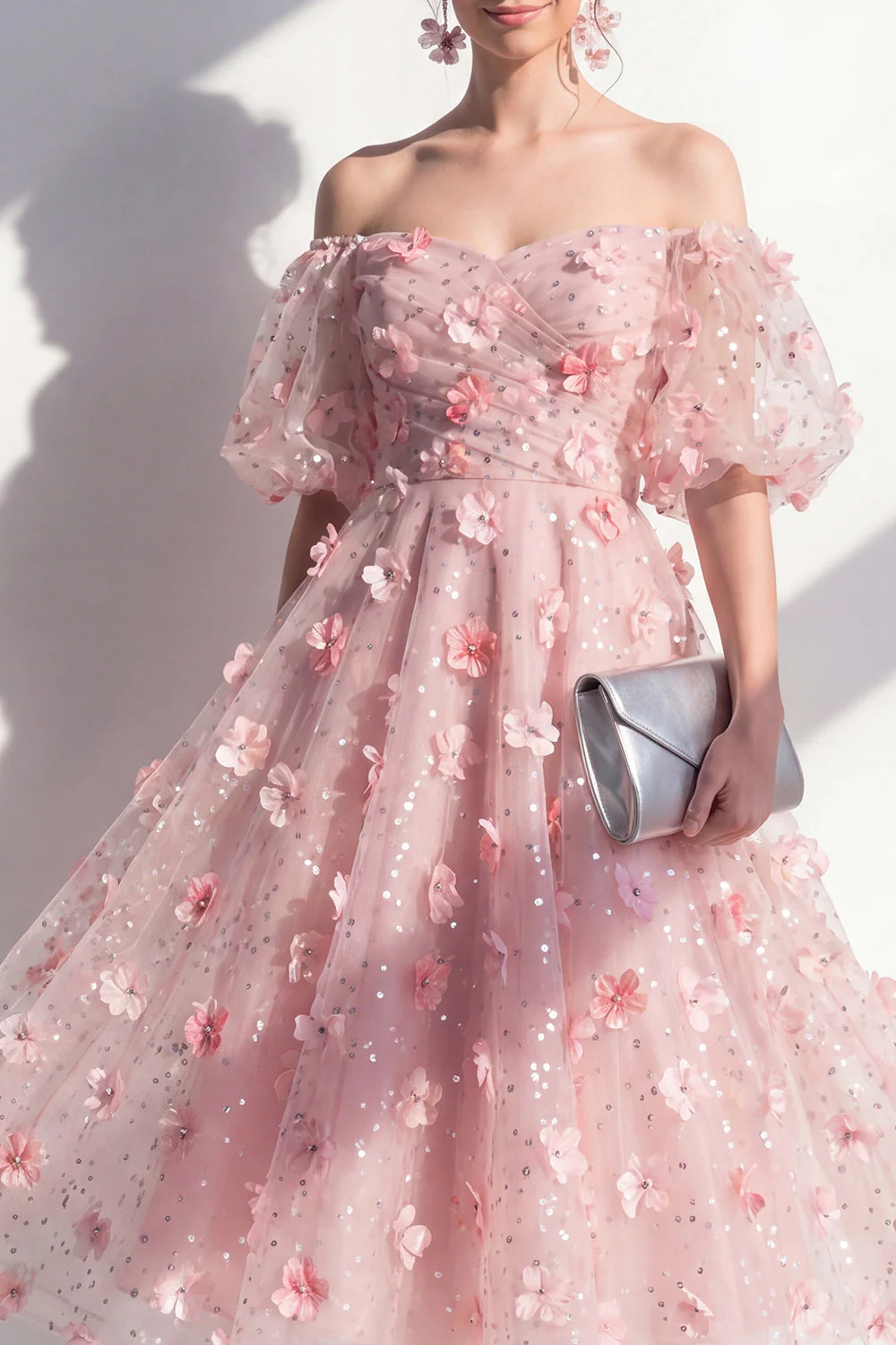 Robe midi fleurie à paillettes à la ligne A décollée des épaules - Image 3