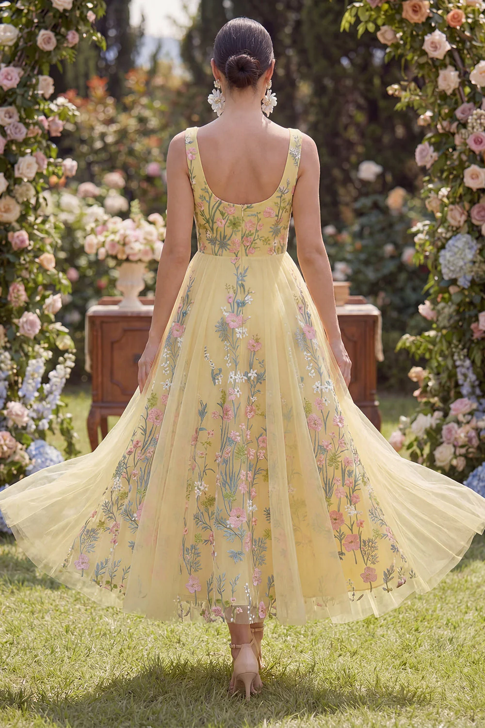 Robe midi fleurie brodée en tulle à col carré en ligne A - Image 2