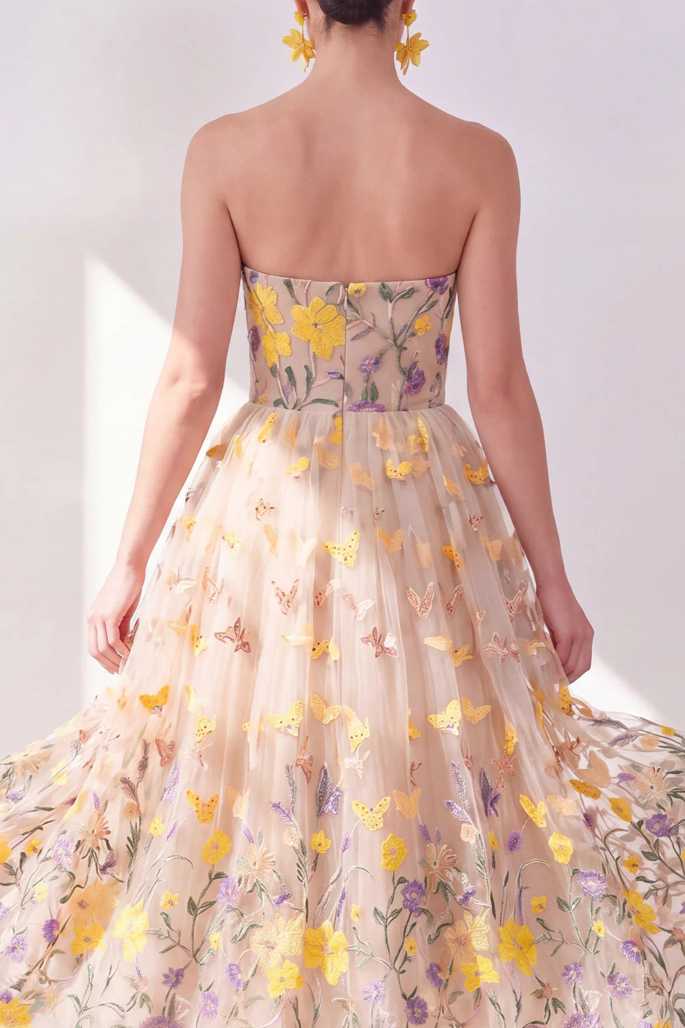 Robe midi fleurie brodée en tulle abricot bretelé - Image 4