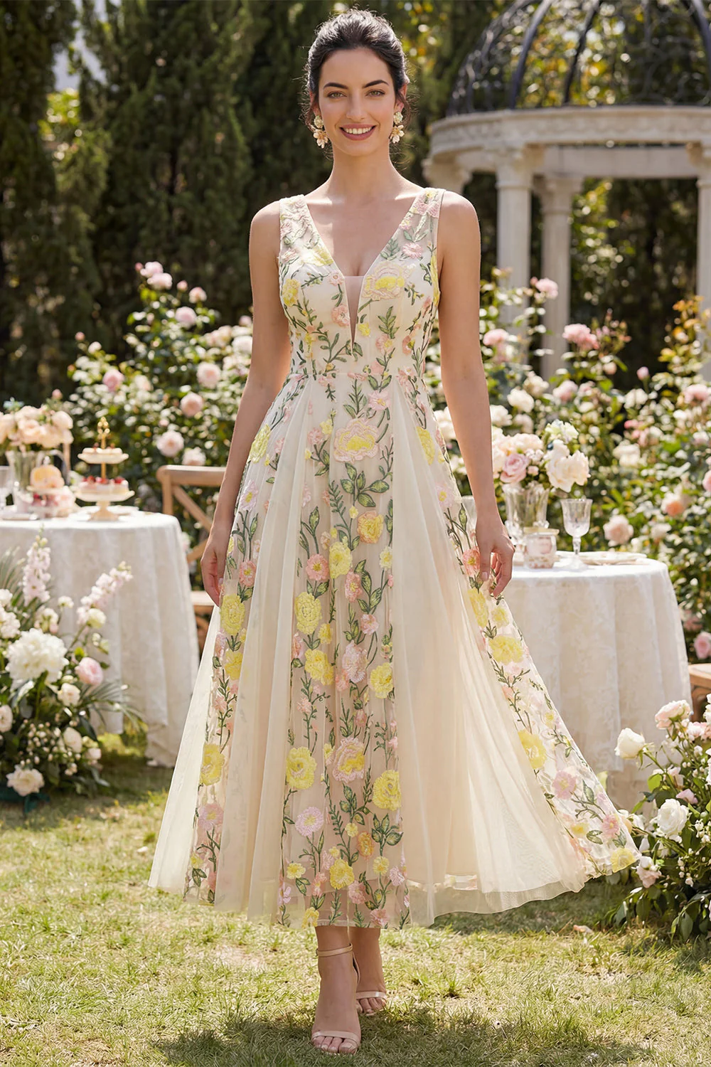 Robe midi fleurie brodée en tulle en A-Line champagne à col en V