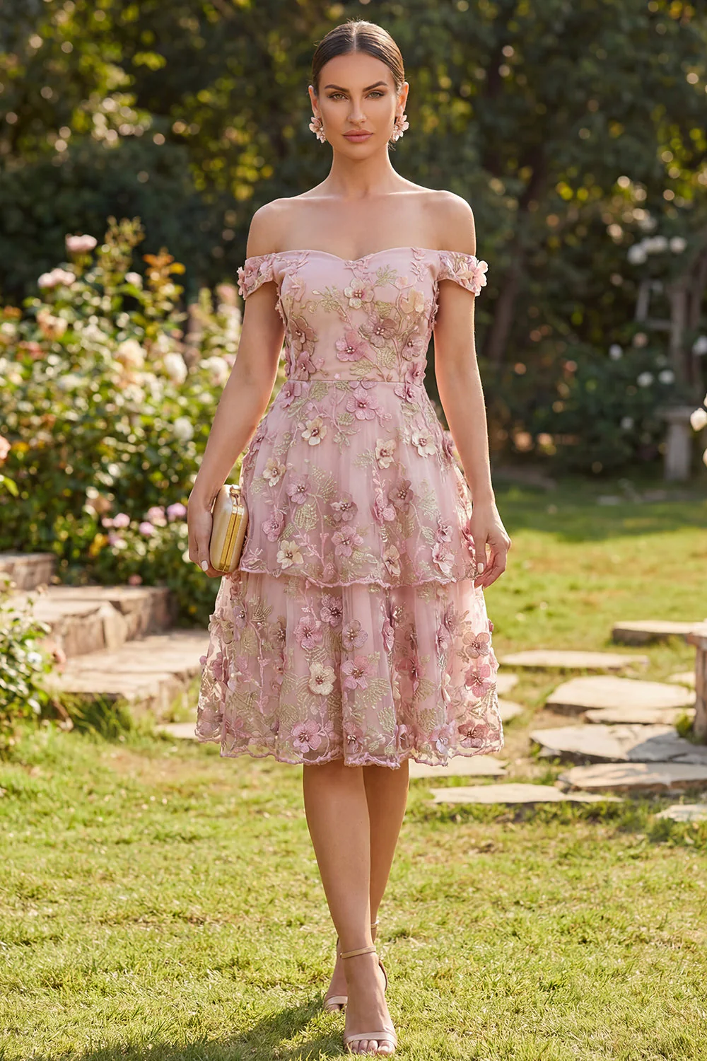 Robe midi fleurie en tulle fuchsia rose en ligne A décollée sur l’épaule