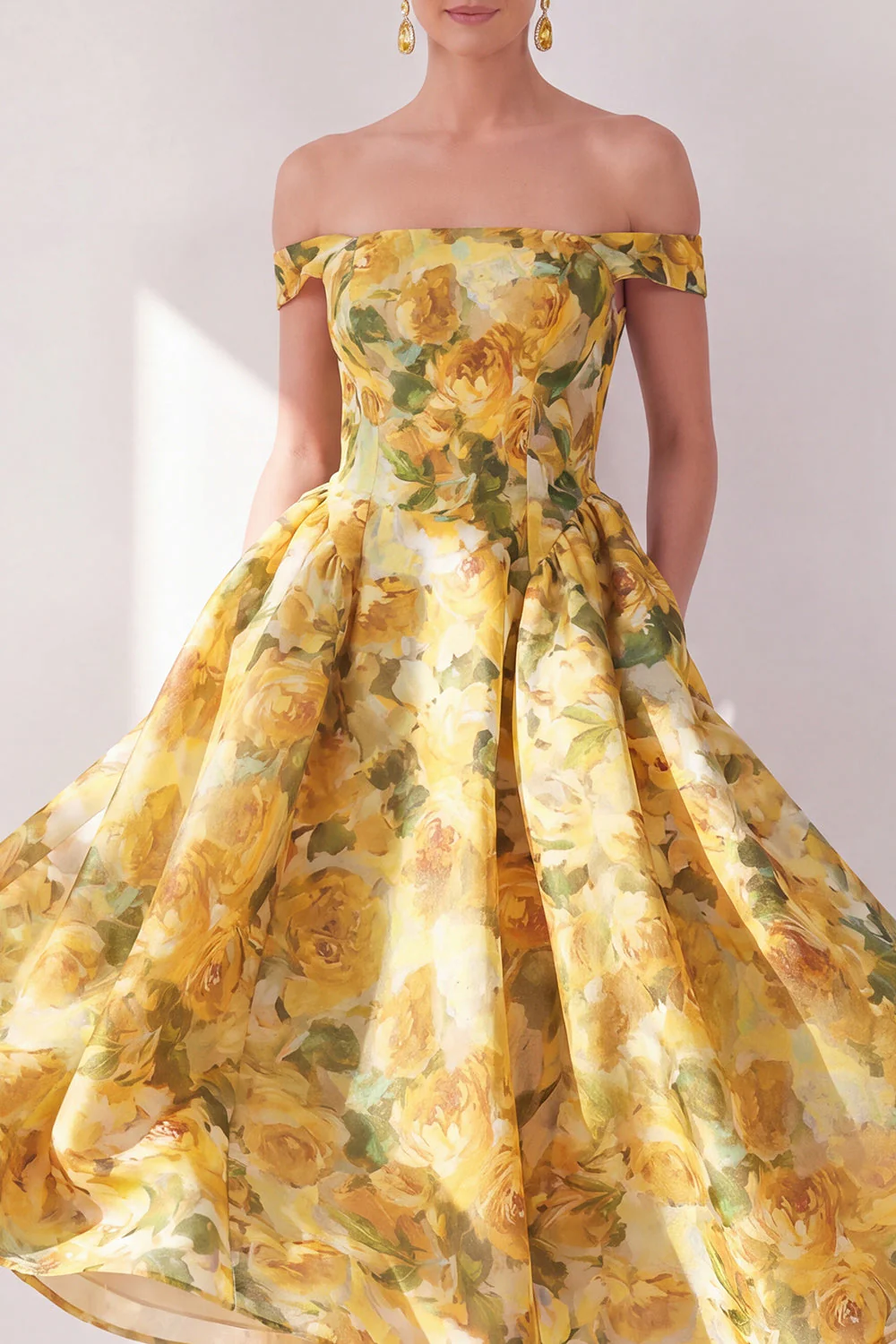 Robe midi fleurie jaune à chiffon en mousseline dénudée avec poches - Image 4