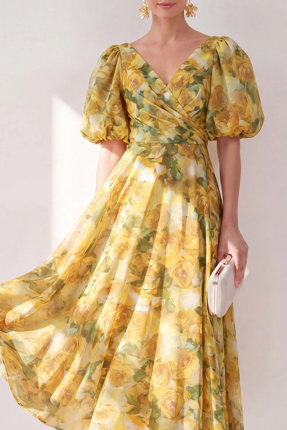 Robe midi fleurie jaune à col en V froncée avec manches bouffantes - Image 3