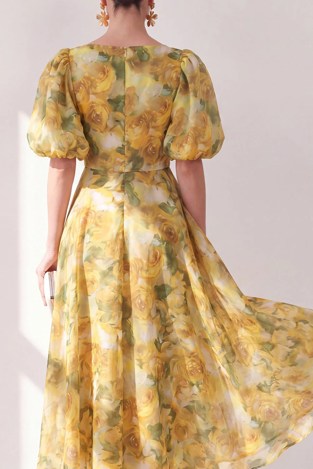 Robe midi fleurie jaune à col en V froncée avec manches bouffantes - Image 4