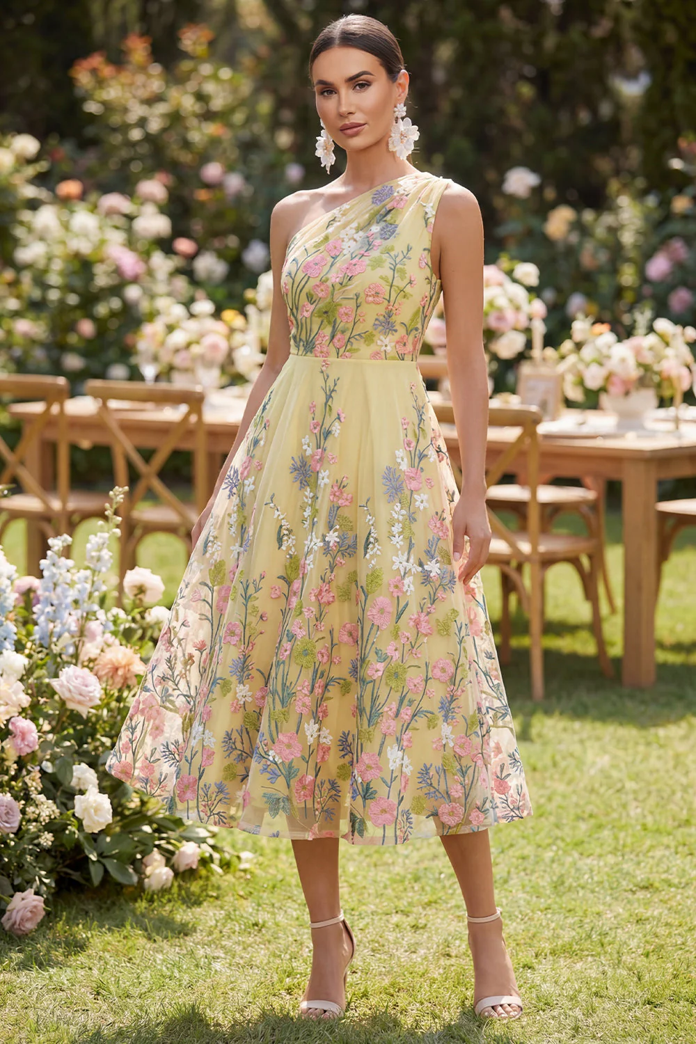 Robe midi fleurie jaune à une épaule brodée