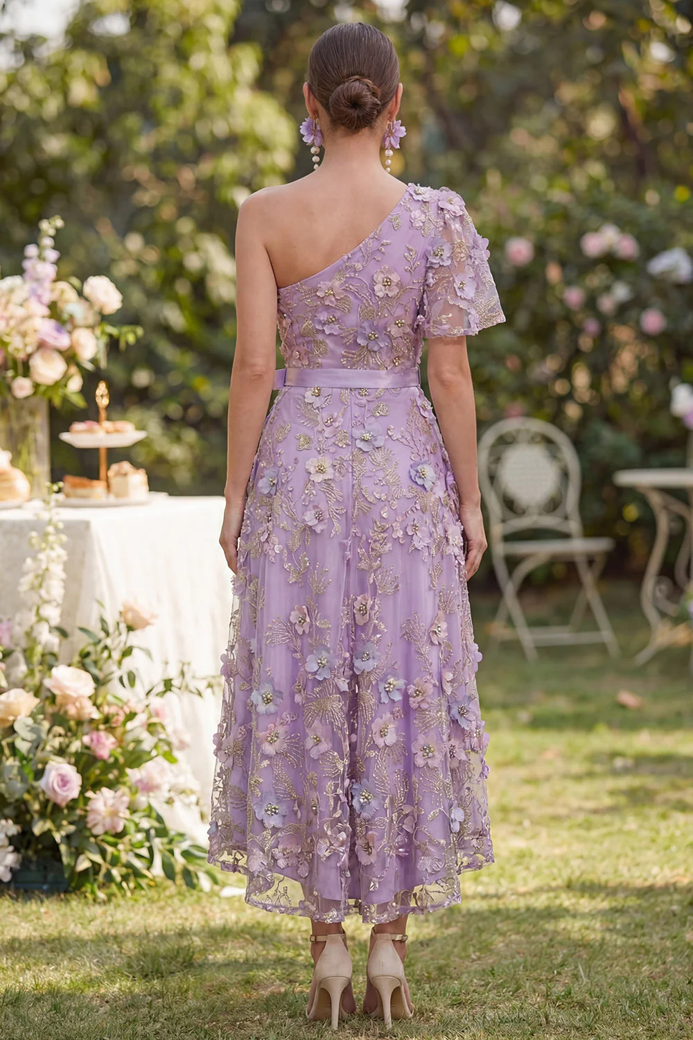 Robe midi fleurie midi appliquée en tulas lilas ligne A avec un nœud d’épaule - Image 2