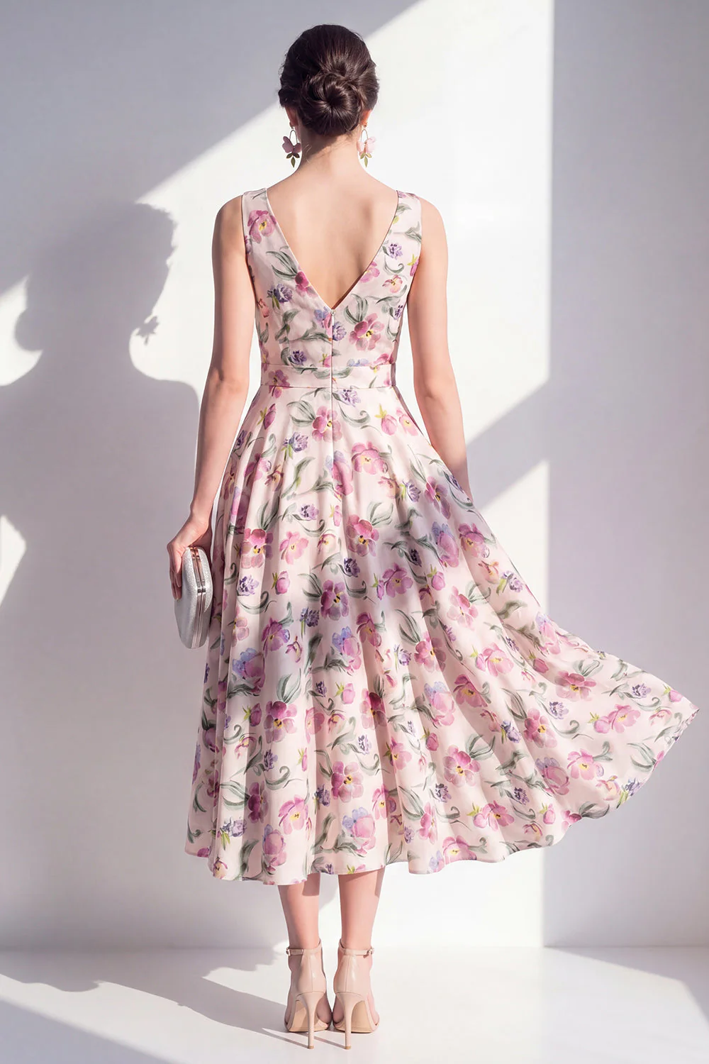 Robe midi fleurie midi froncée à col en V à blush - Image 2