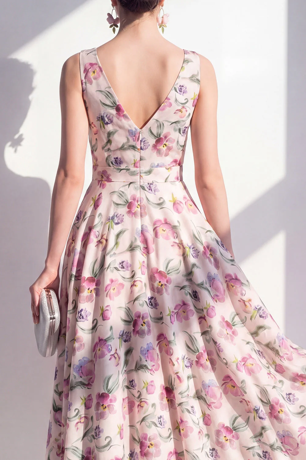 Robe midi fleurie midi froncée à col en V à blush - Image 4