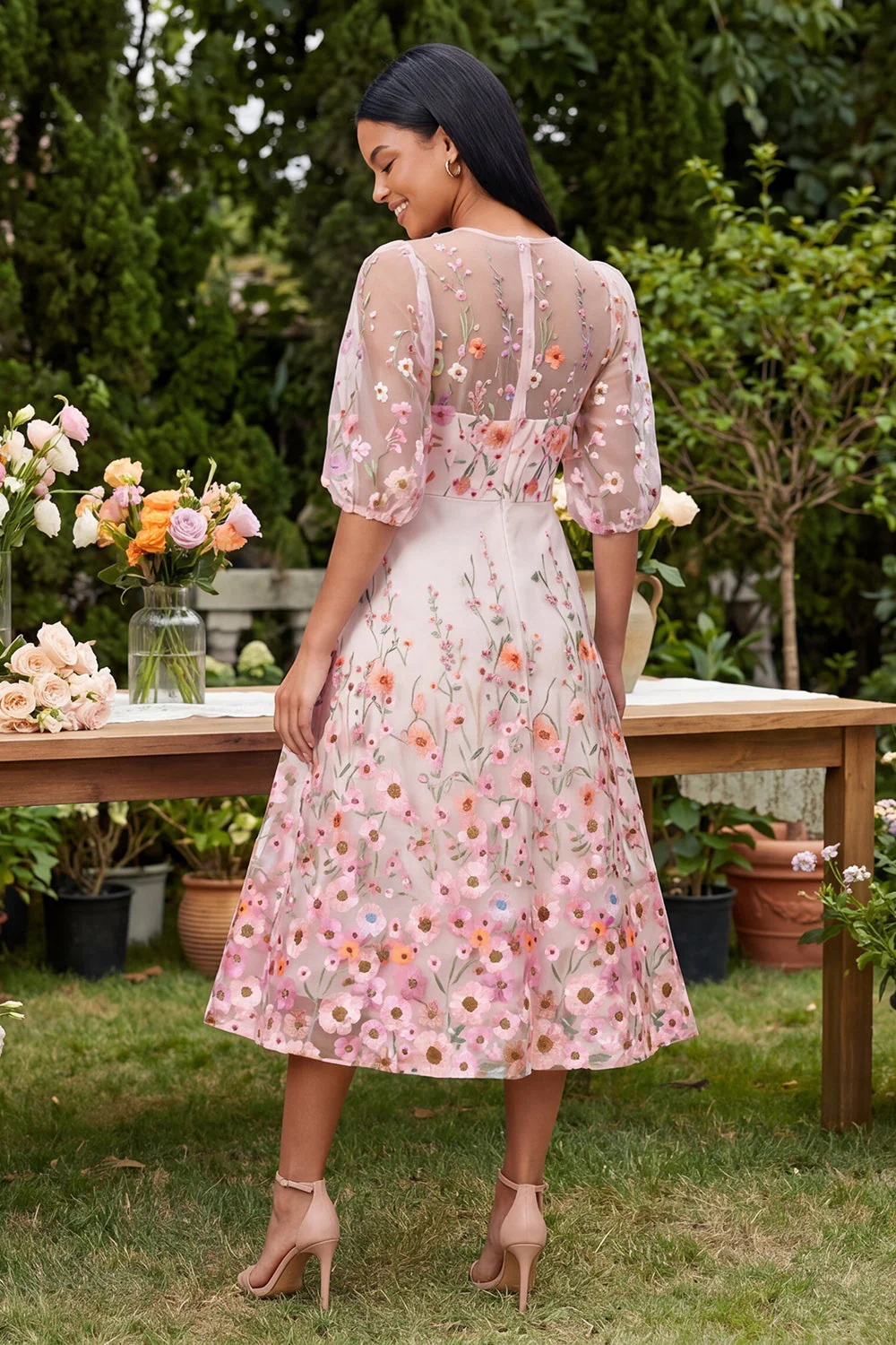 Robe midi fleurie rose brodée à col rond avec demi-manches - Image 2