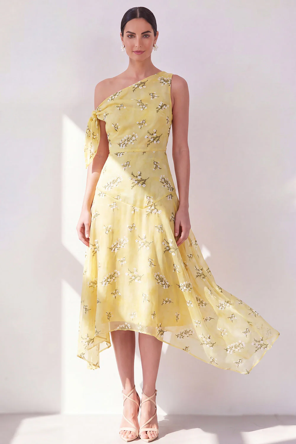 Robe midi midi asymétrique en chiffon en ligne A sur une épaule