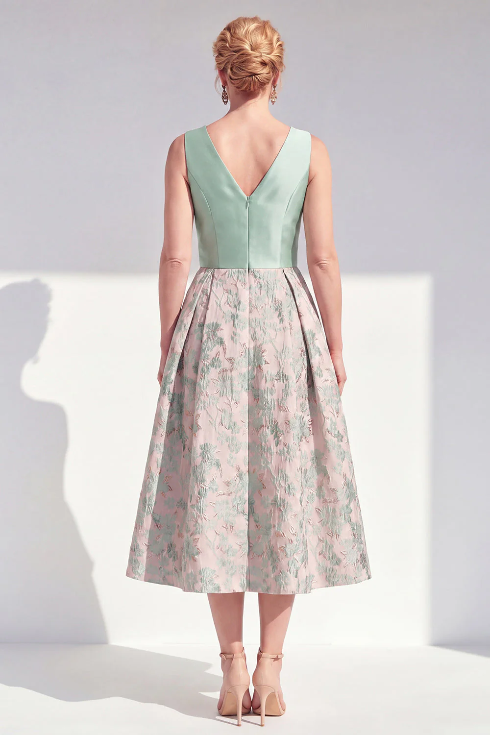 Robe midi midi fleurie A-Line marine à col en V pour la mère de la mariée - Image 10