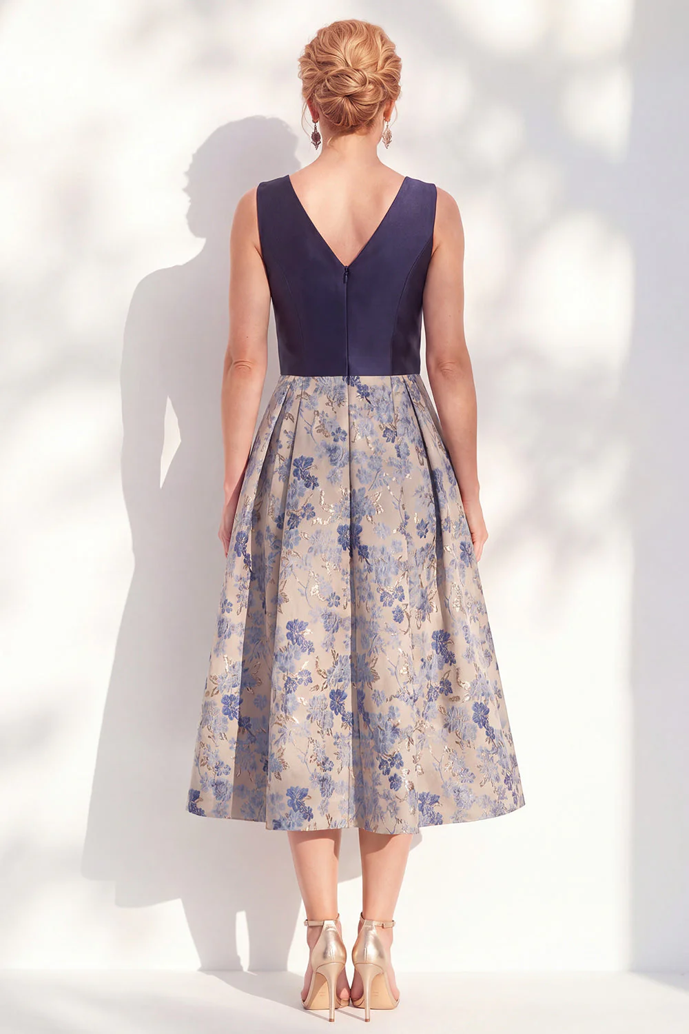 Robe midi midi fleurie A-Line marine à col en V pour la mère de la mariée - Image 2