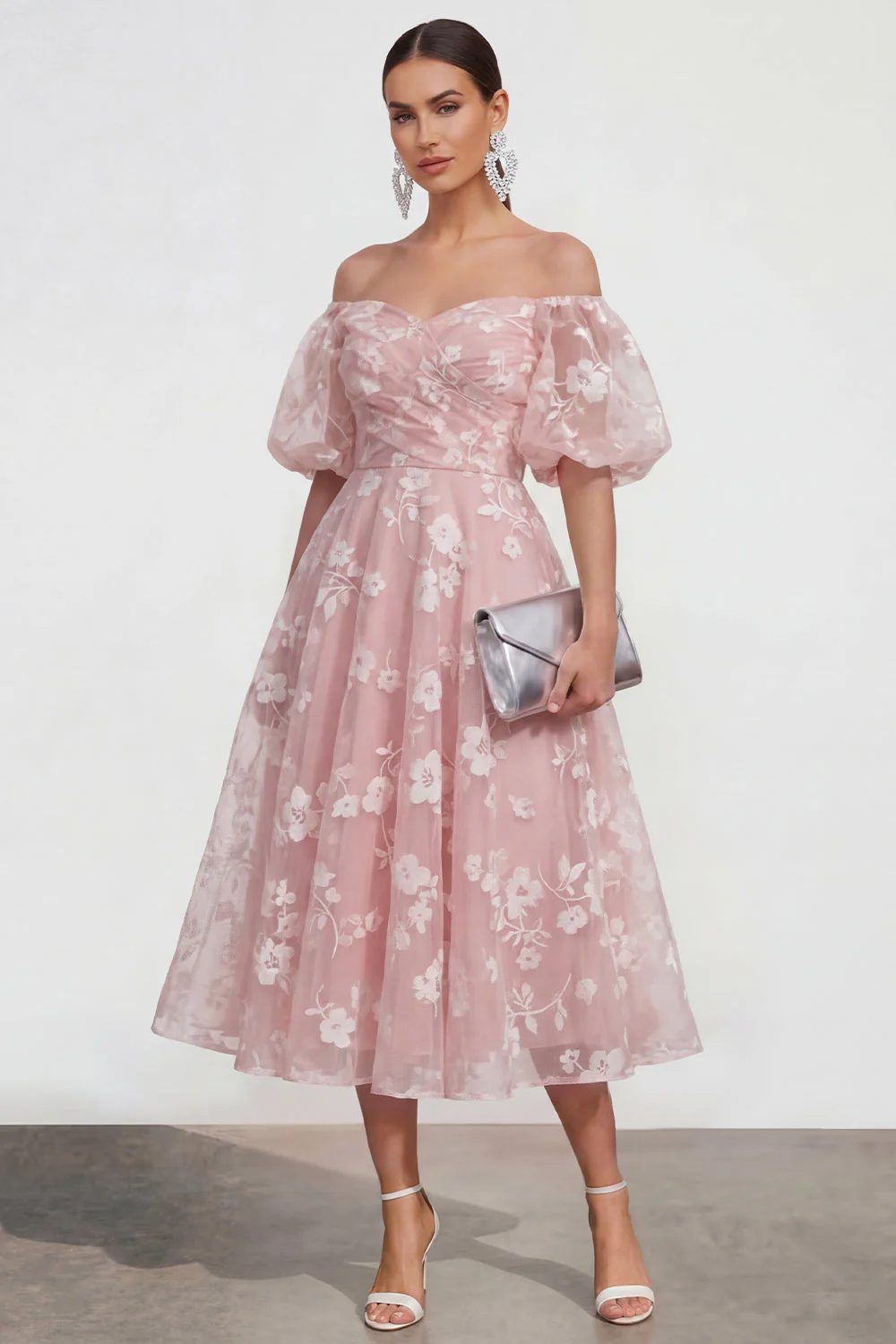 Robe midi midi rose à lignes dénudées, avec dentelle dans le dos