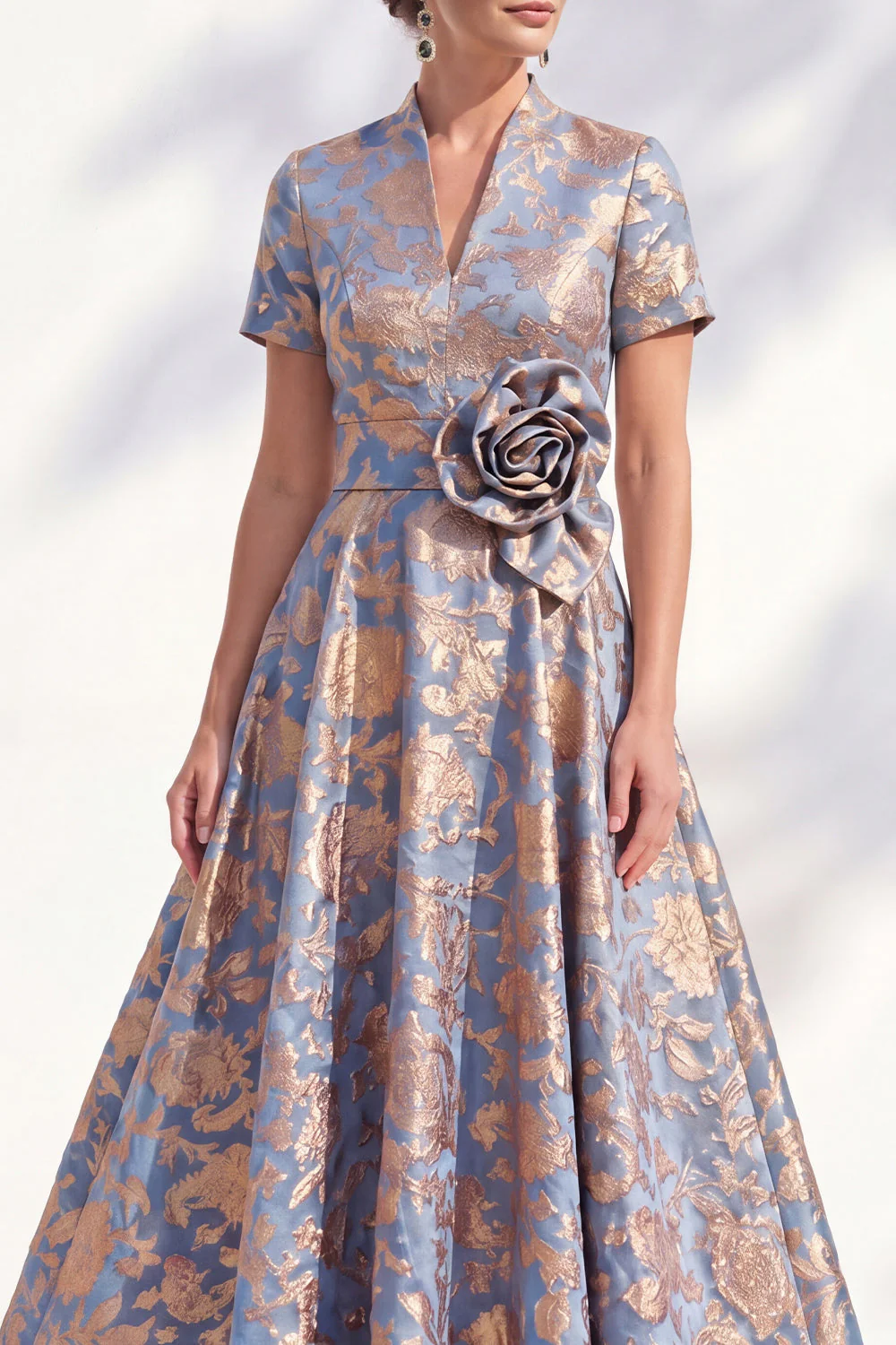 Robe midi Mother Of the Bride Mother Of the Bride bleu bleu dorée à col en V avec ceinture - Image 3