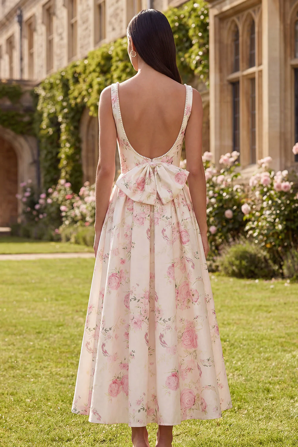 Robe midi rose à dos sans dos en satin à motif fleur avec nœud papillon - Image 2