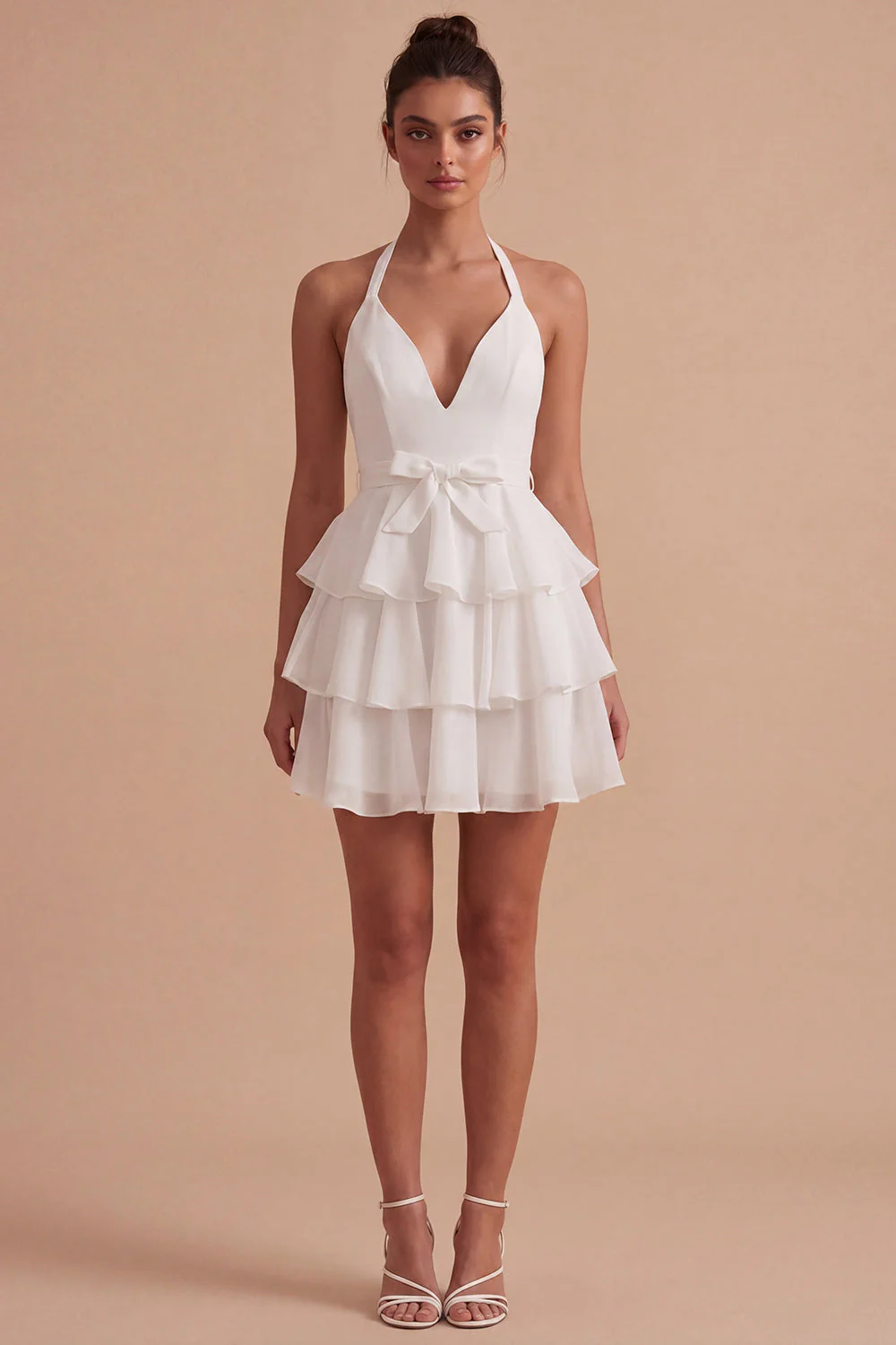 Robe mini blanche à volants à niveaux à dos nus avec nœud