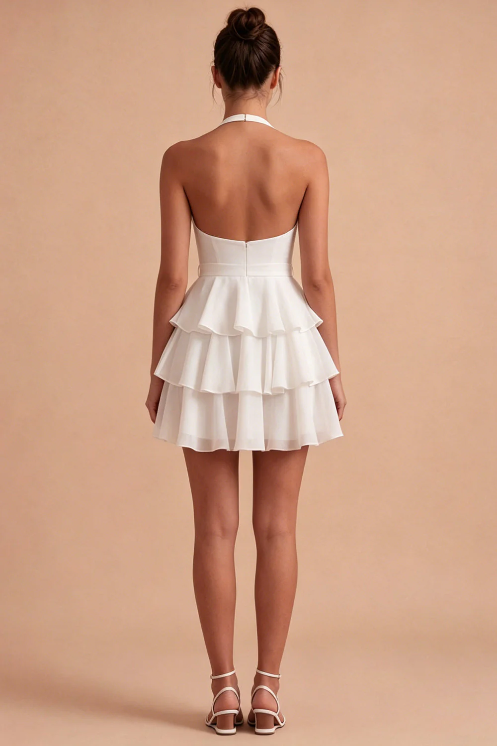 Robe mini blanche à volants à niveaux à dos nus avec nœud - Image 2