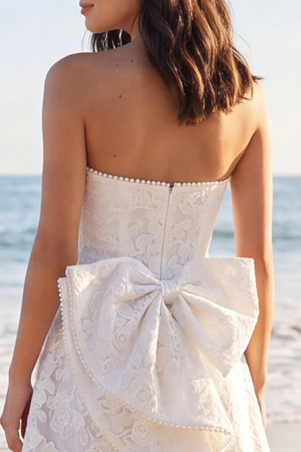 Robe mini en dentelle ivoire A Stripless avec perles - Image 4