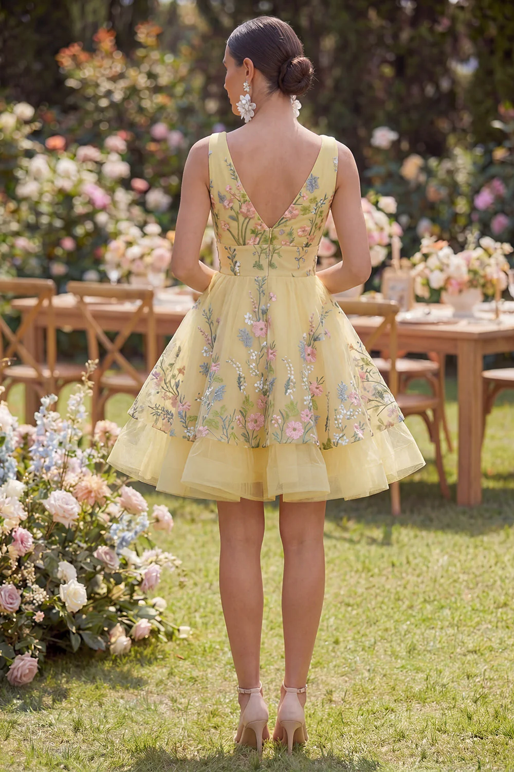 Robe mini fleurie brodée en tulle jaune à col en V - Image 2